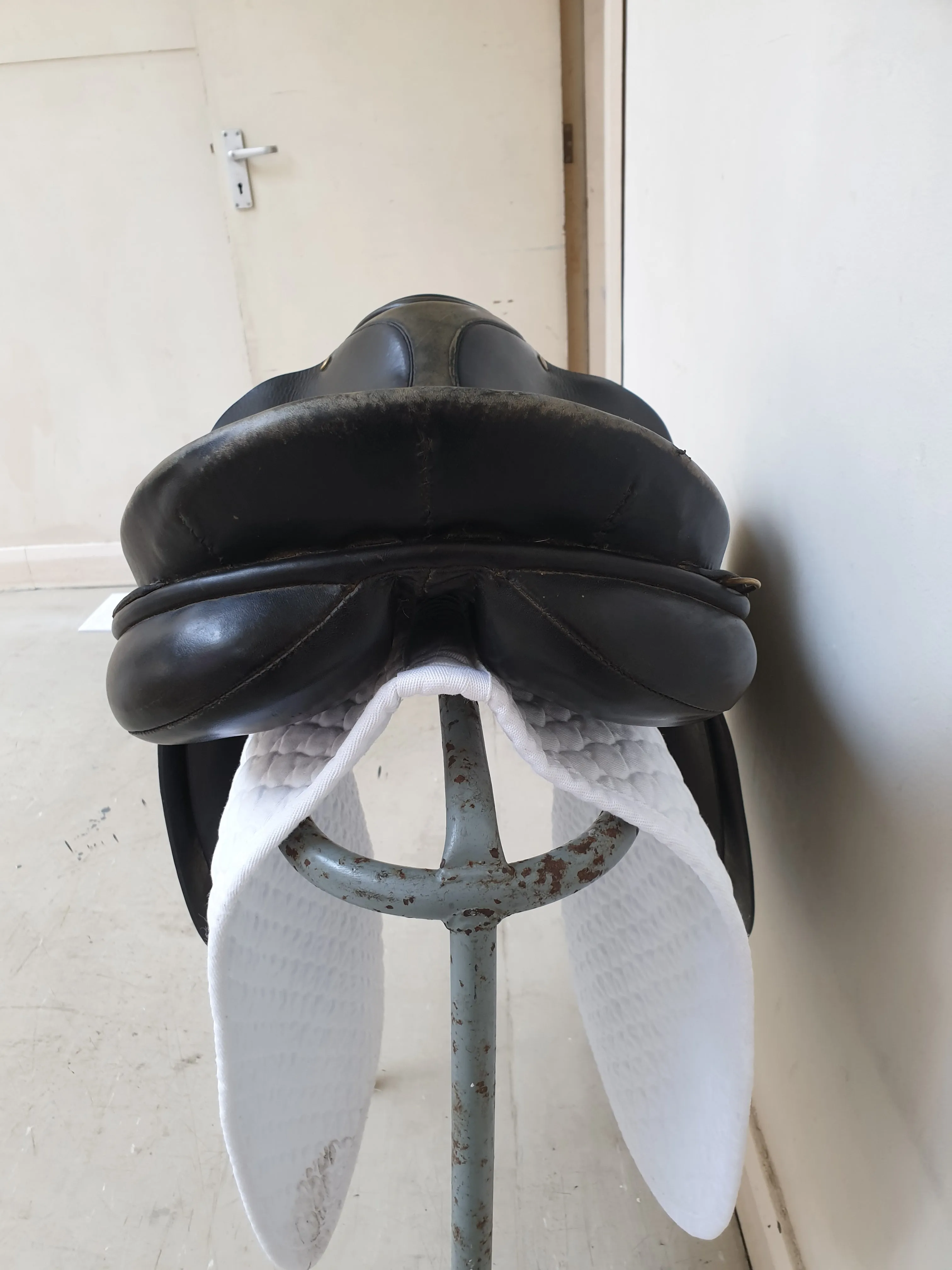 Palaton Saddlery 18" med black GP leather saddle
