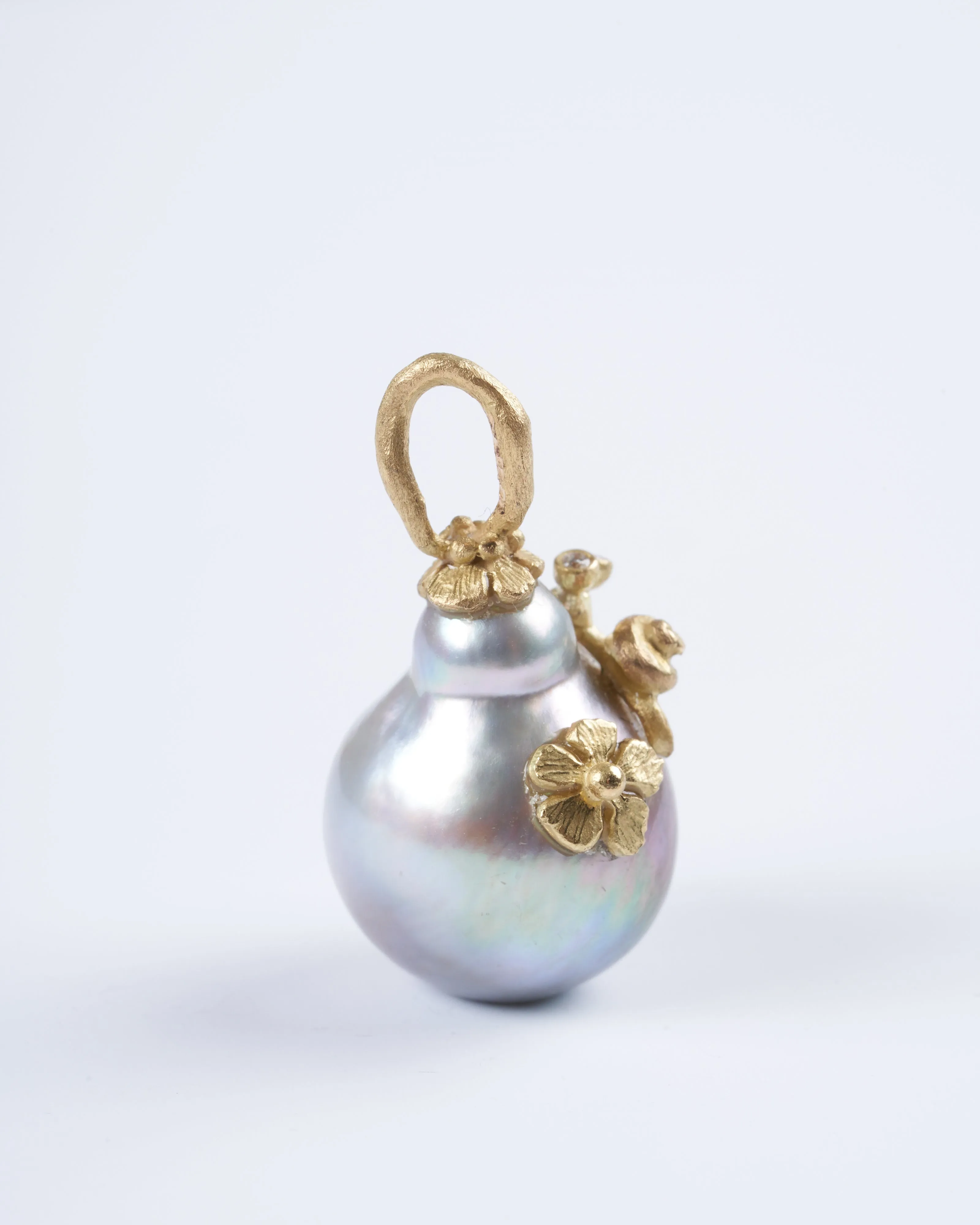 tahitian pearl pendant with 18k yellow gold and diamond details - gold