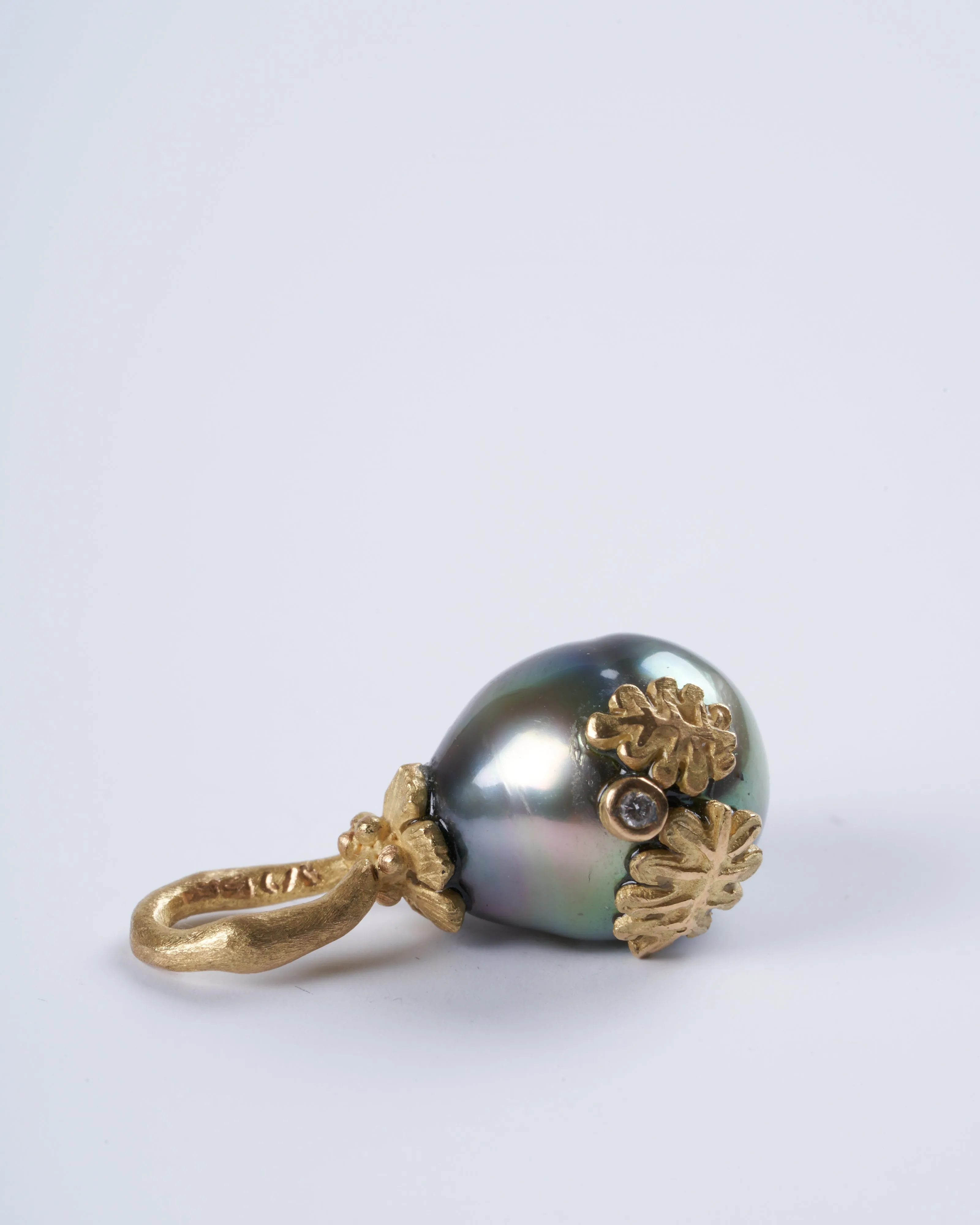 tahitian pearl pendant with 18k yellow gold and diamond details