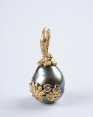 tahitian pearl pendant with 18k yellow gold and diamond details