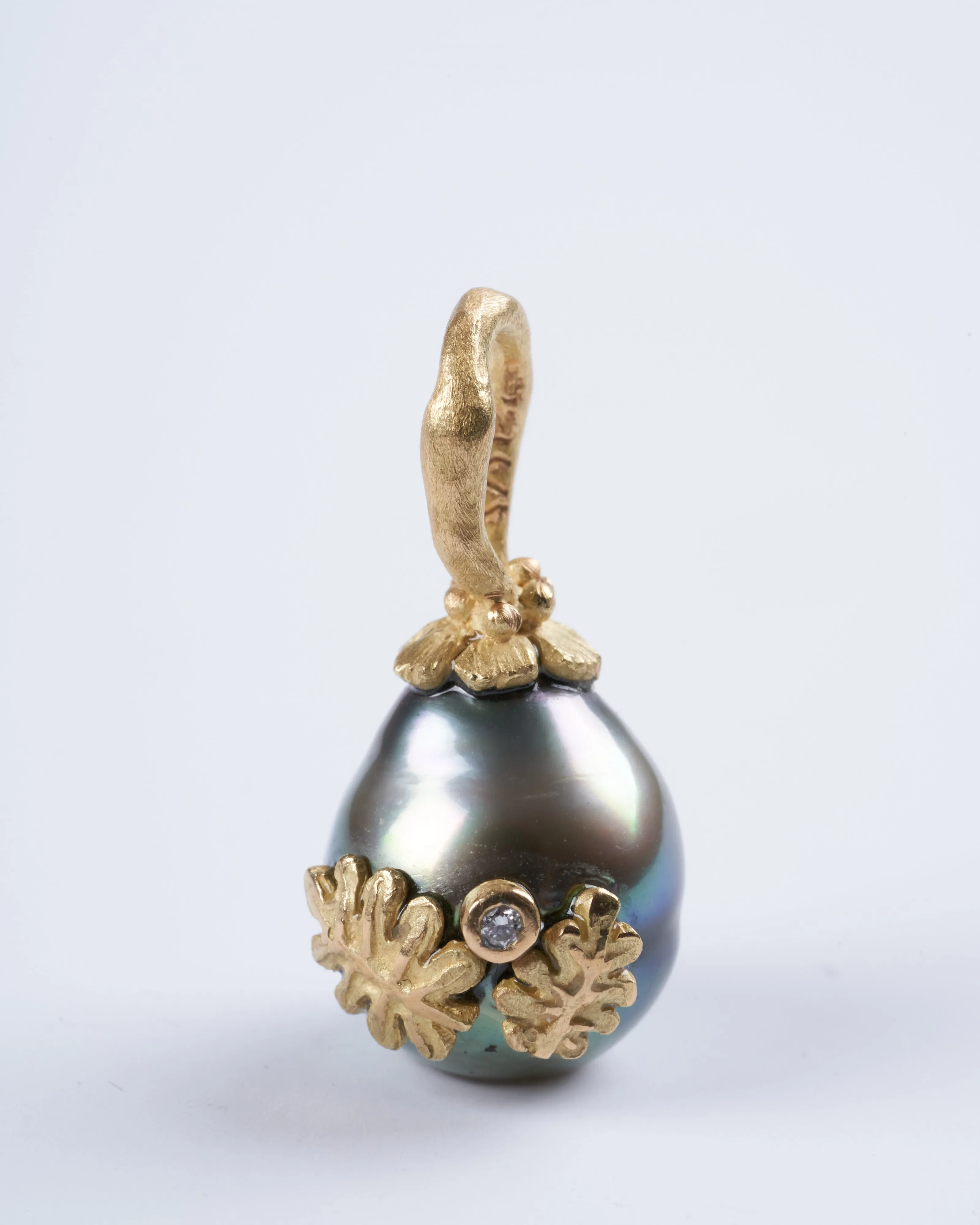 tahitian pearl pendant with 18k yellow gold and diamond details