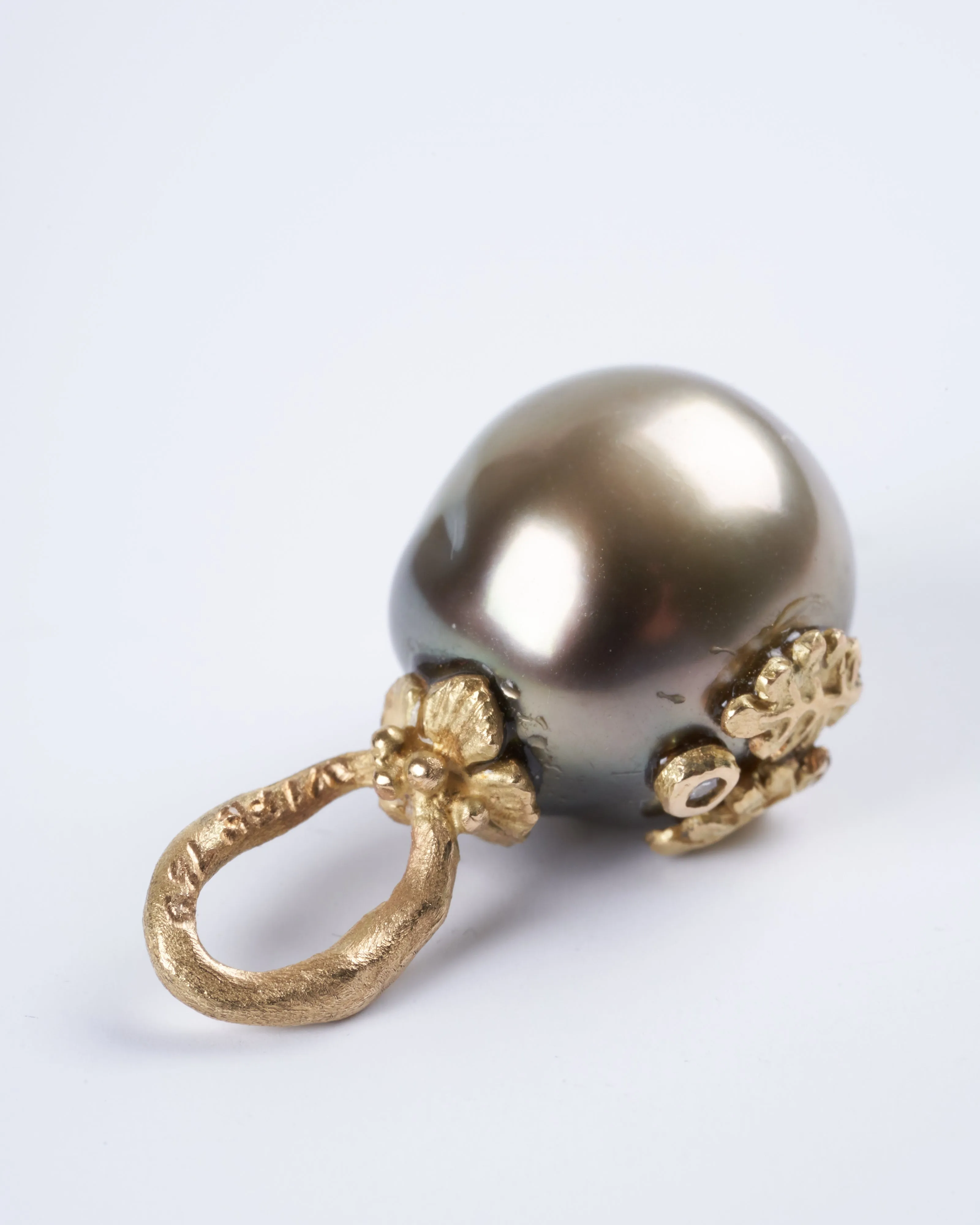 tahitian pearl pendant with yellow gold and diamond details