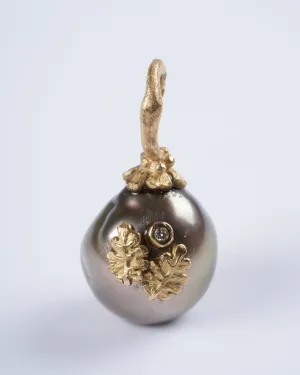 tahitian pearl pendant with yellow gold and diamond details