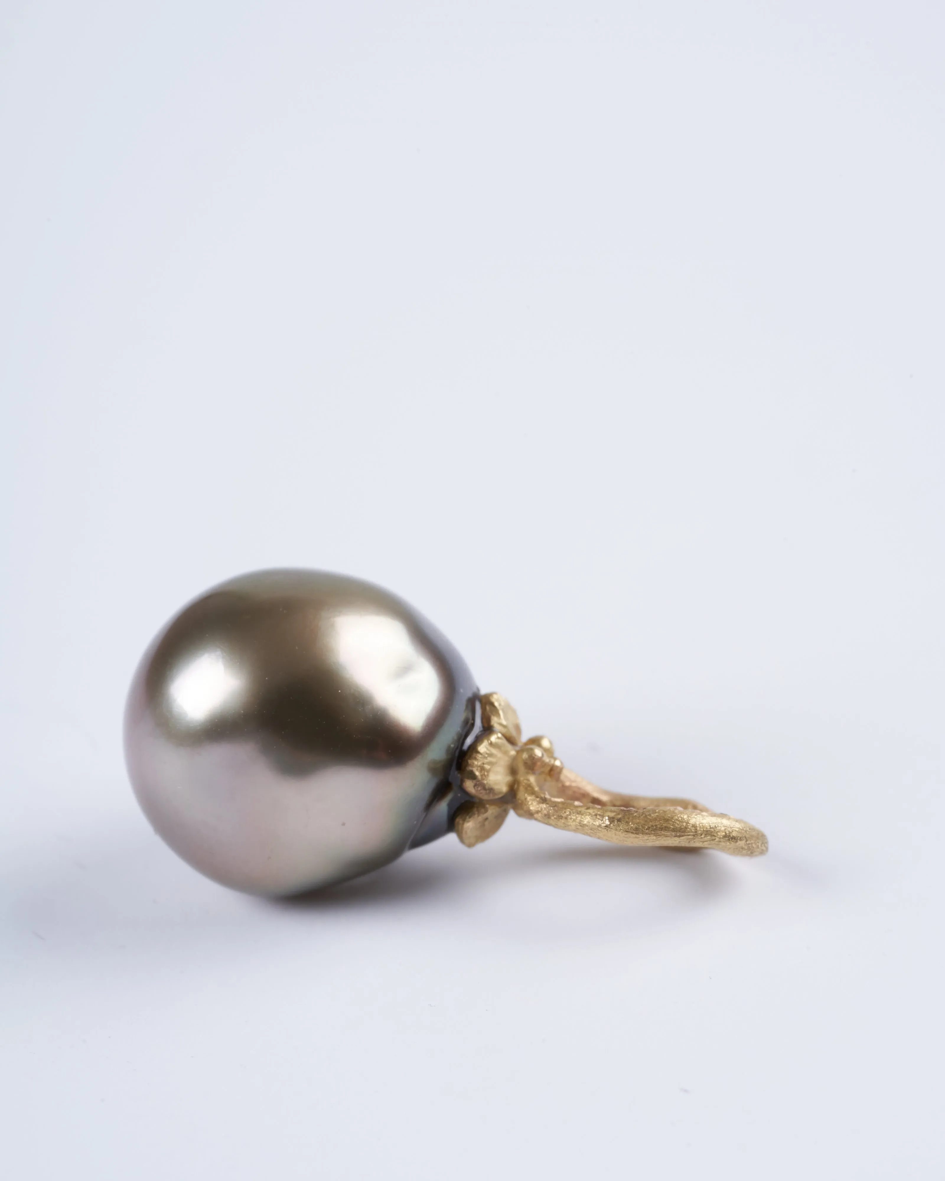 tahitian pearl pendant with yellow gold and diamond details