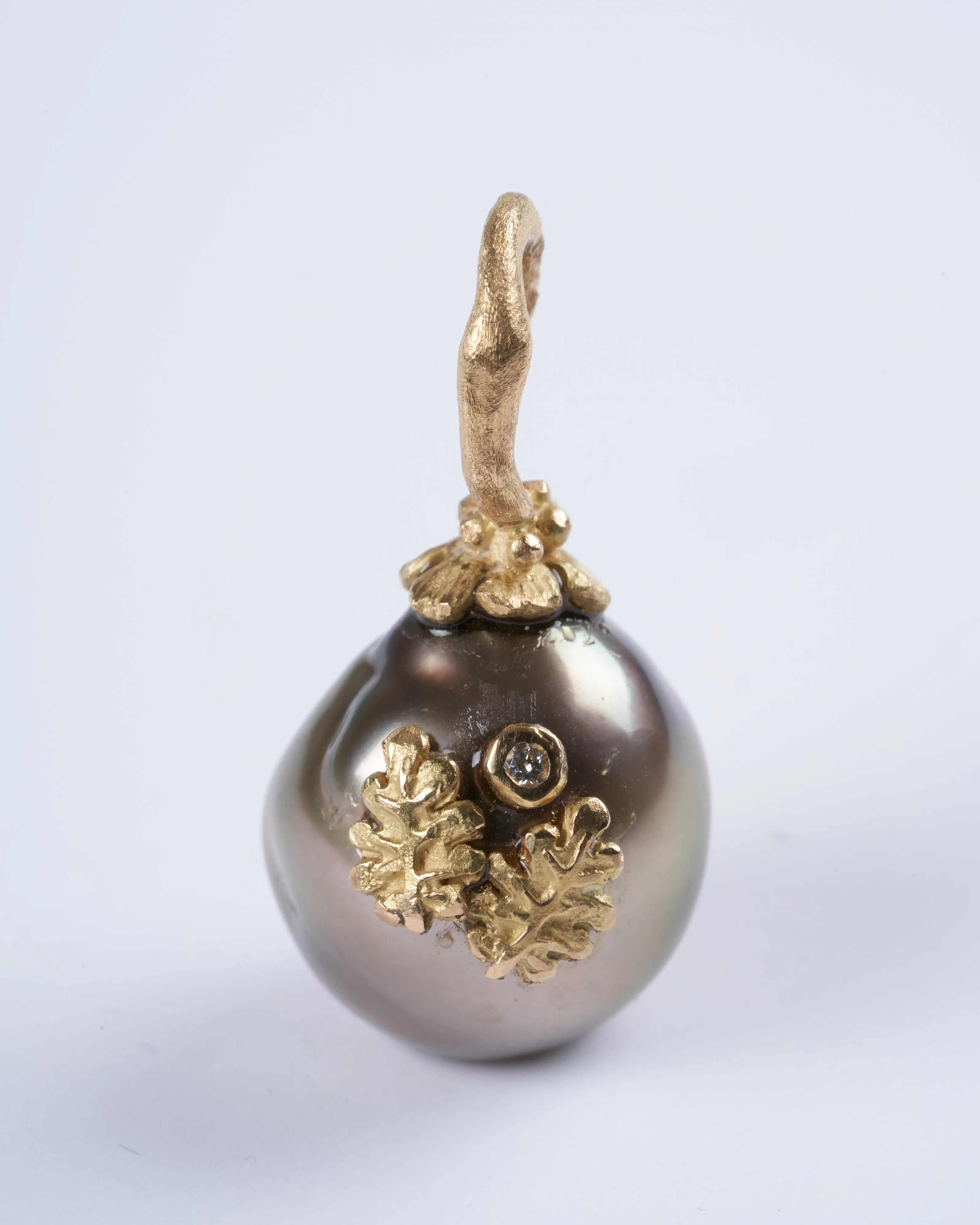 tahitian pearl pendant with yellow gold and diamond details