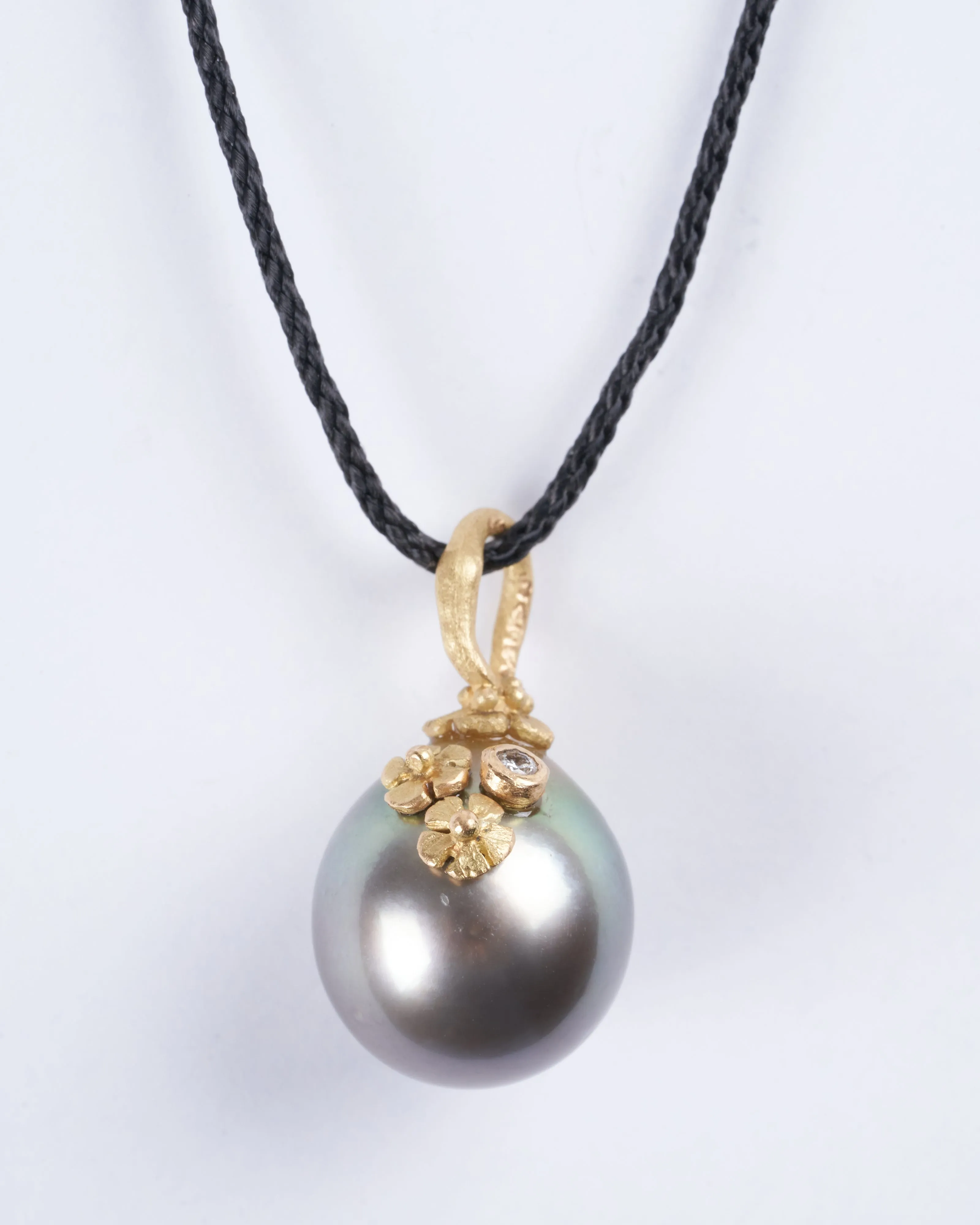 tahitian pearl with 18k yellow gold and diamond details